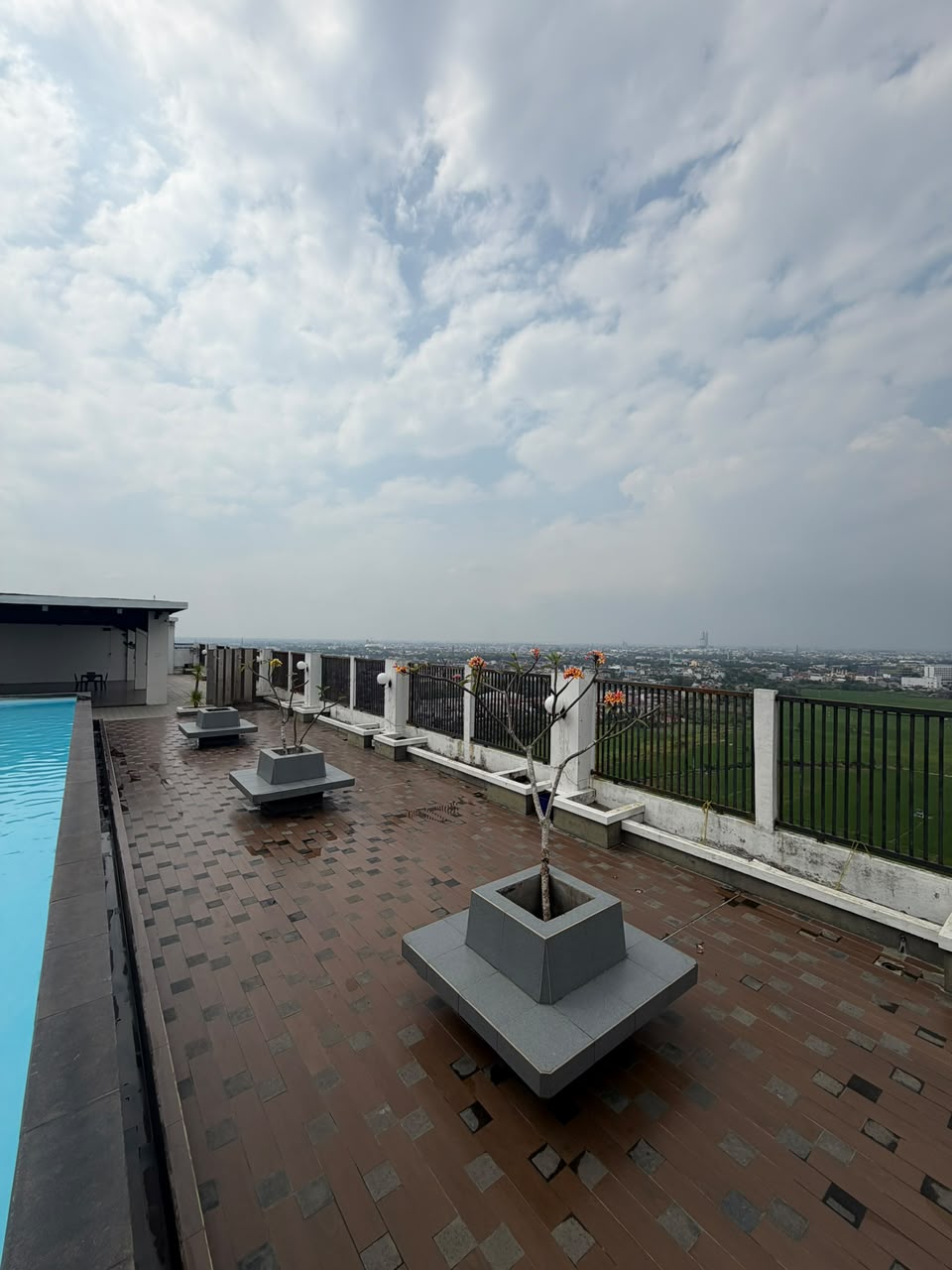 Area rooftop GUMIR Haven dengan pemandangan kota Medan