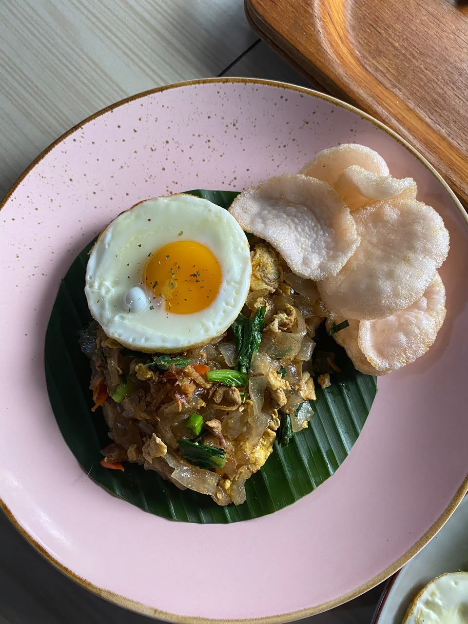 Nasi goreng dengan telur mata sapi dan kerupuk GUMIR Diner