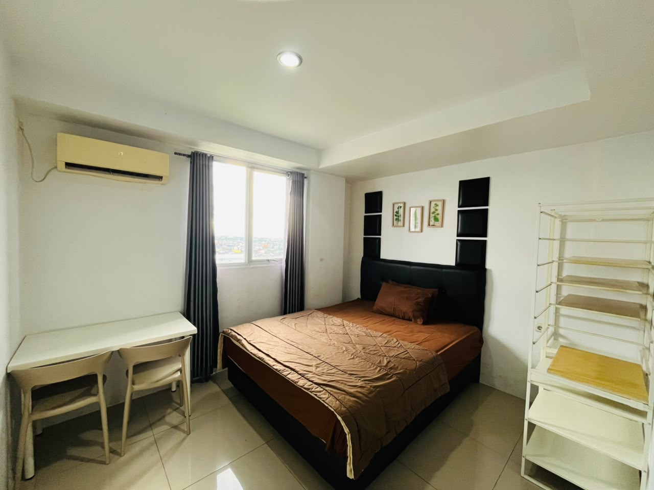 Kamar tidur Family 2BR dengan tempat tidur, meja kerja dan AC