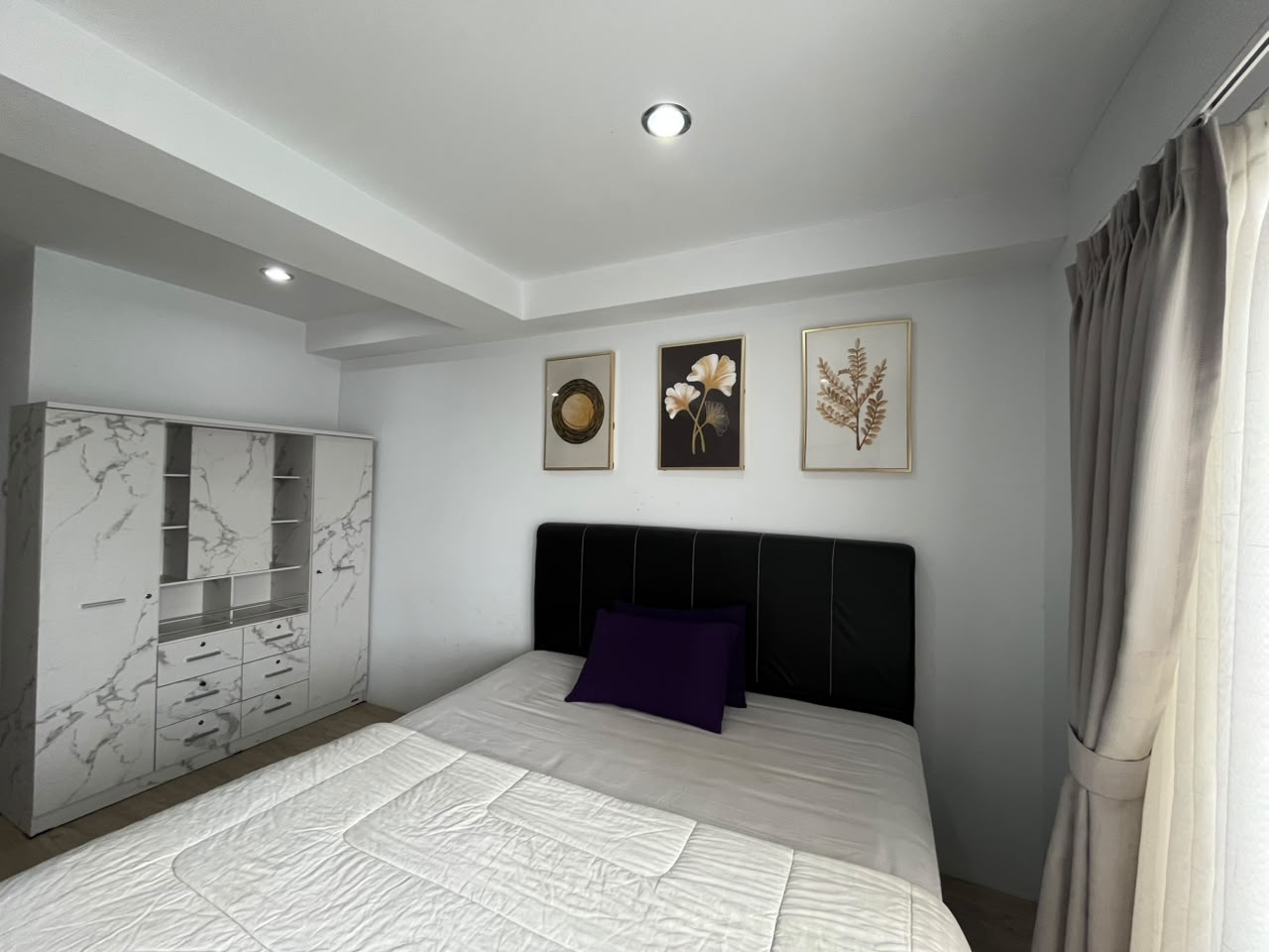 Kamar Deluxe dengan lemari marmer dan hiasan dinding