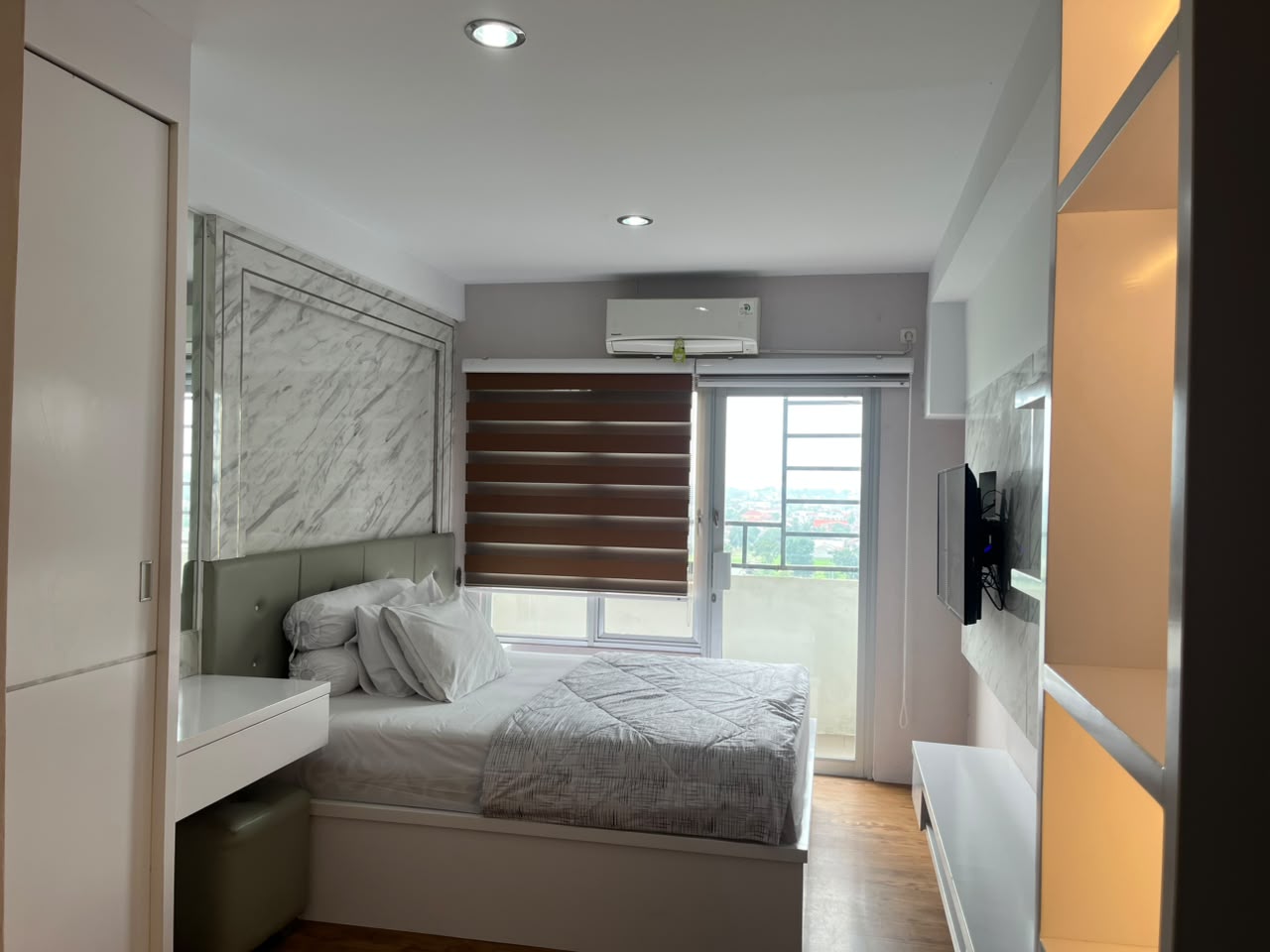 Studio GUMIR Haven dengan tempat tidur, meja rias dan akses balkon
