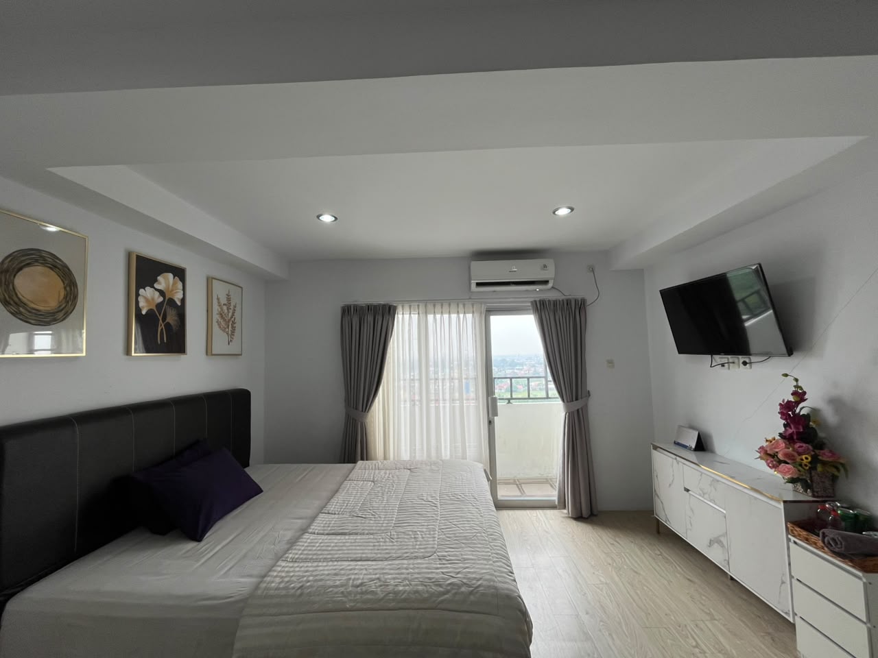Kamar Deluxe dengan tempat tidur king, TV dan akses balkon